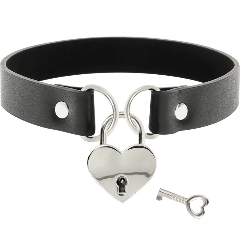 COQUETTE CHIC DESIRE – COLAR DE COURO VEGANO COM ACESSÓRIO DE CORAO COM CHAVE